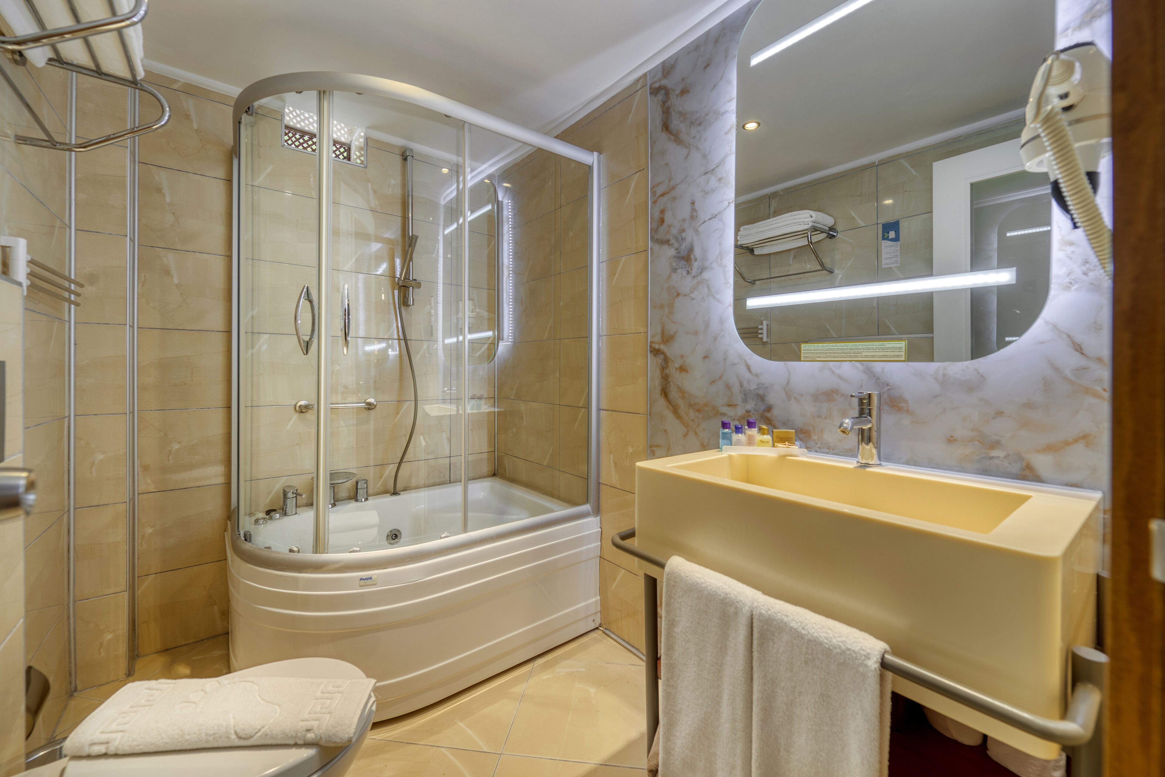 suit oda | bathroom | shower, free toiletries, hair dryer, slippers