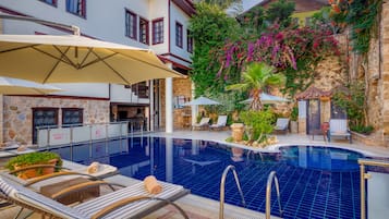 Útilaug sem er opin hluta úr ári, sólhlífar, sólstólar