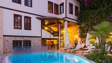 Een seizoensgebonden buitenzwembad en parasols bij het zwembad