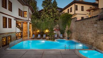 Útilaug sem er opin hluta úr ári, sólhlífar, sólstólar