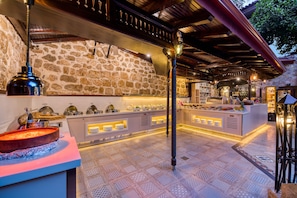S'hi serveixen esmorzars, dinars, sopars i plats de cuina internacional