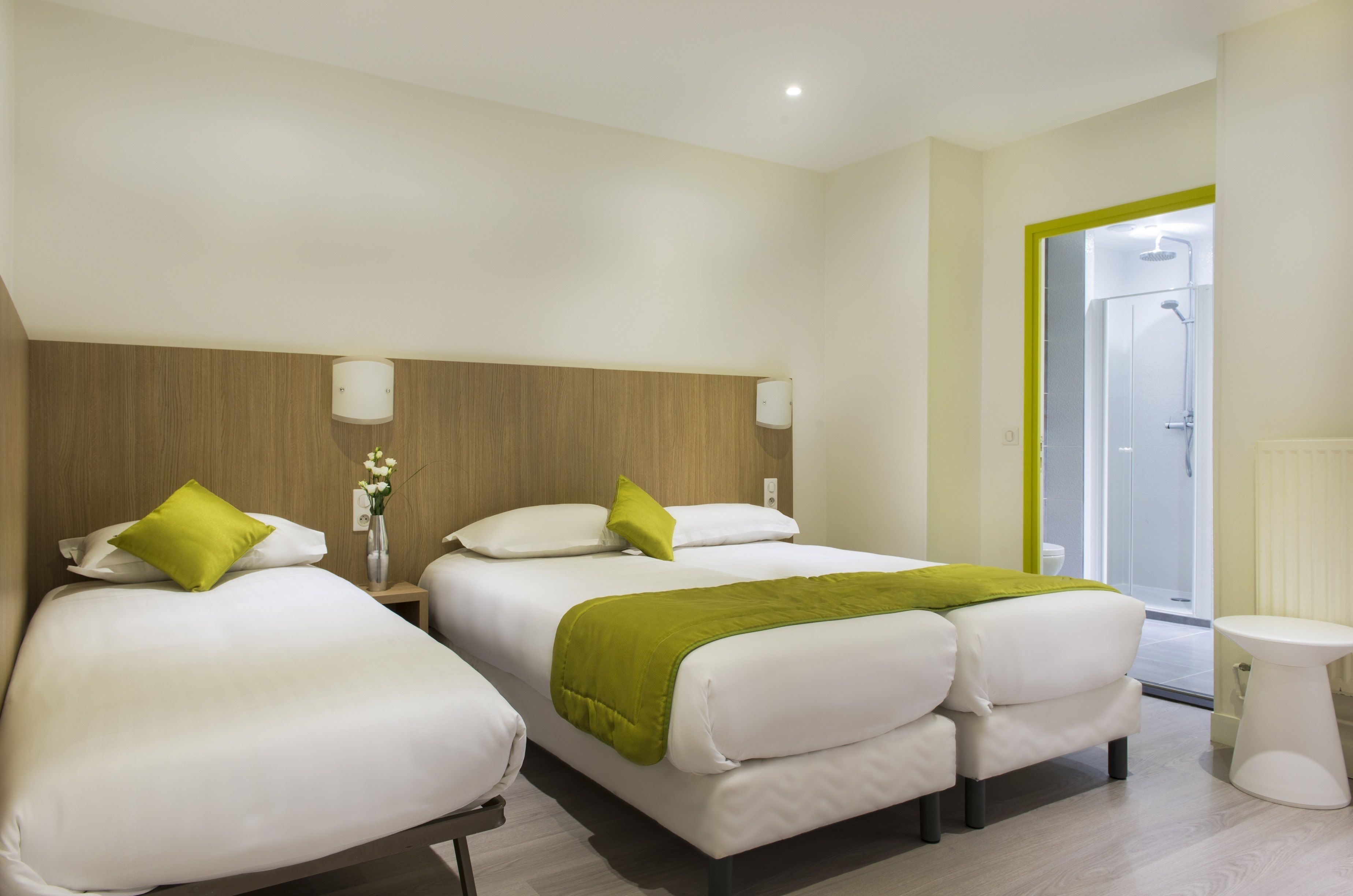 Camera tripla | Una scrivania, tende oscuranti, insonorizzazione, ferro/asse da stiro