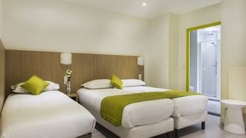 Camera tripla | Una scrivania, tende oscuranti, insonorizzazione, ferro/asse da stiro