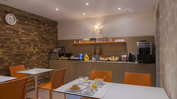 Café da manhã com buffet todos os dias (EUR 10 por pessoa)