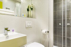 Douche à « effet pluie », articles de toilette gratuits, sèche-cheveux