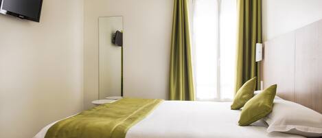 Schreibtisch, Verdunkelungsvorhänge, schallisolierte Zimmer