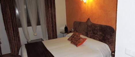 Bureau, rideaux occultants, lits bébé (gratuits)