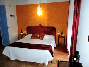 Desk, blackout drapes, free cribs/infant beds, rollaway beds - Hotel La Fonda del Califa (Arcos de la Frontera)