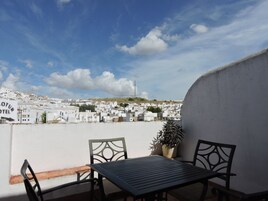 Escritorio, cortinas blackout y cunas gratuitas