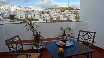 Superior kamer, 1 twee- of 2 eenpersoonsbedden, terras, uitzicht op stad | Een bureau, verduisterende gordijnen, gratis babybedden, extra bedden