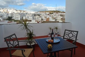 Habitación superior con 1 cama doble o 2 individuales, terraza, vistas a la ciudad | Escritorio, cortinas opacas, cunas gratuitas y camas supletorias