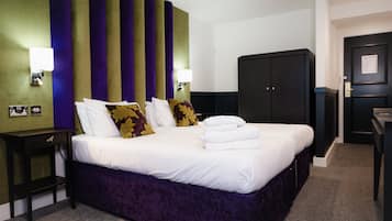 Habitación superior, 1 cama doble | Baño | Tina con regadera, amenidades de baño gratuitas, secadora de cabello