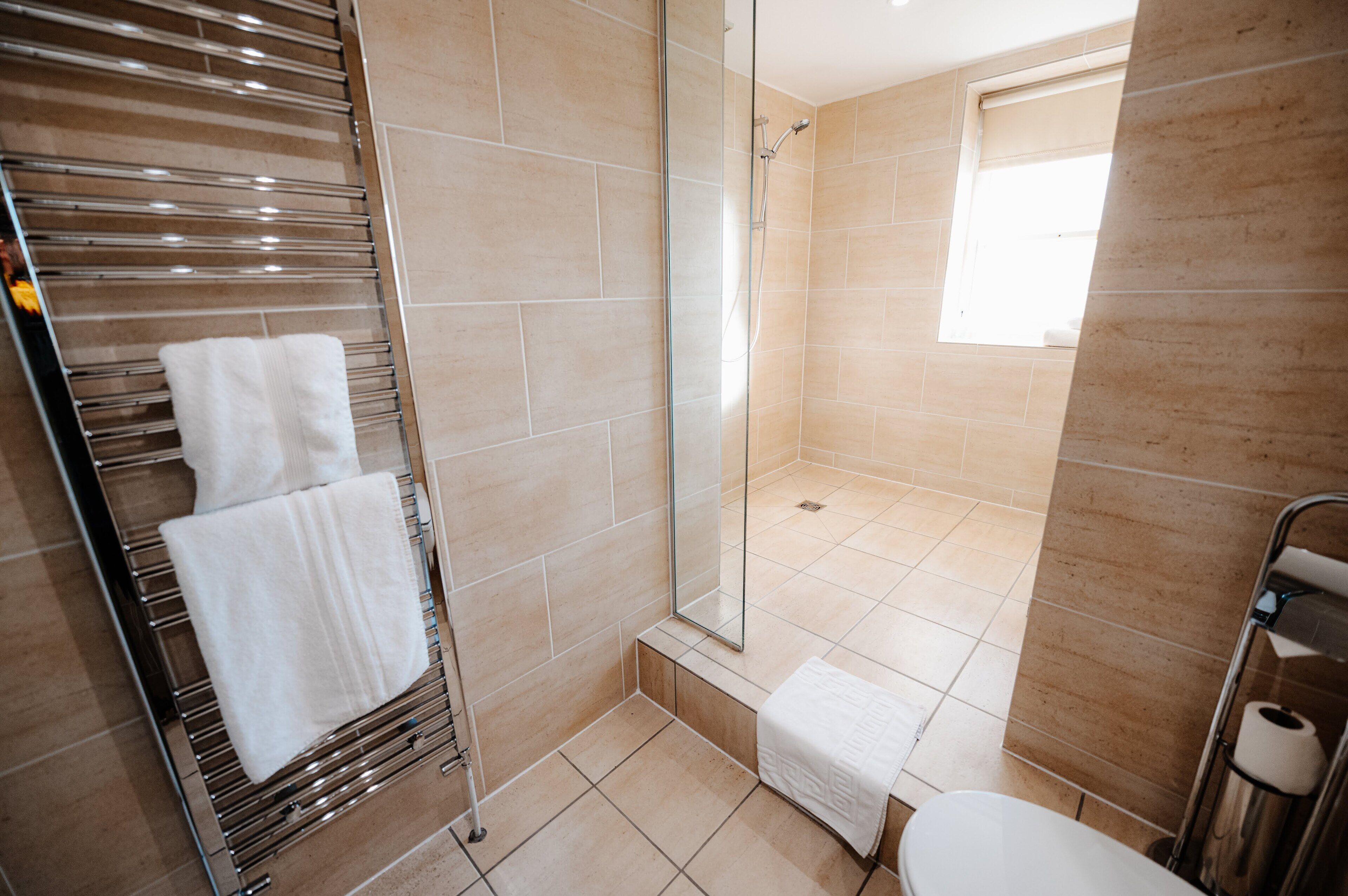 Executive-Zimmer | Badezimmer | Duschwanne, kostenlose Toilettenartikel, Haartrockner, Handtücher