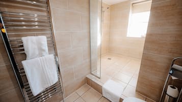Executive-Zimmer | Badezimmer | Duschwanne, kostenlose Toilettenartikel, Haartrockner, Handtücher
