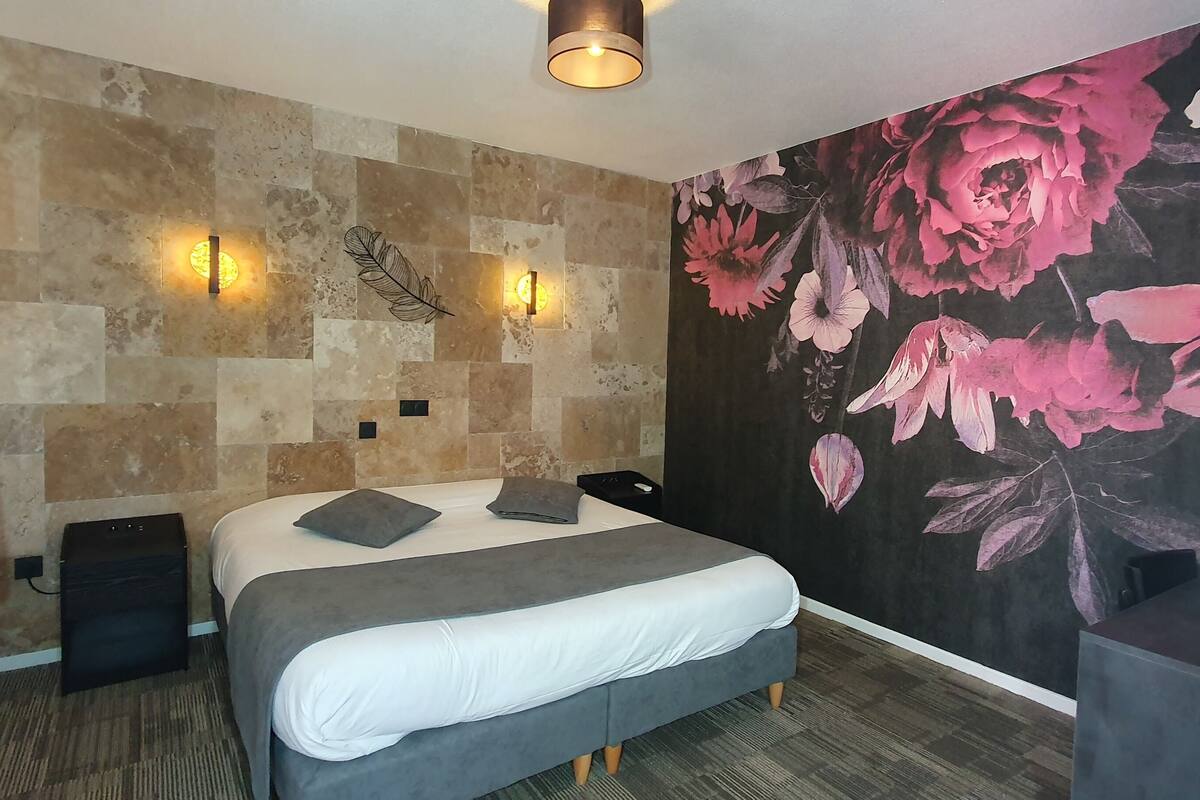 chambre double, king size | individually decorated, individually furnished, blackout curtains