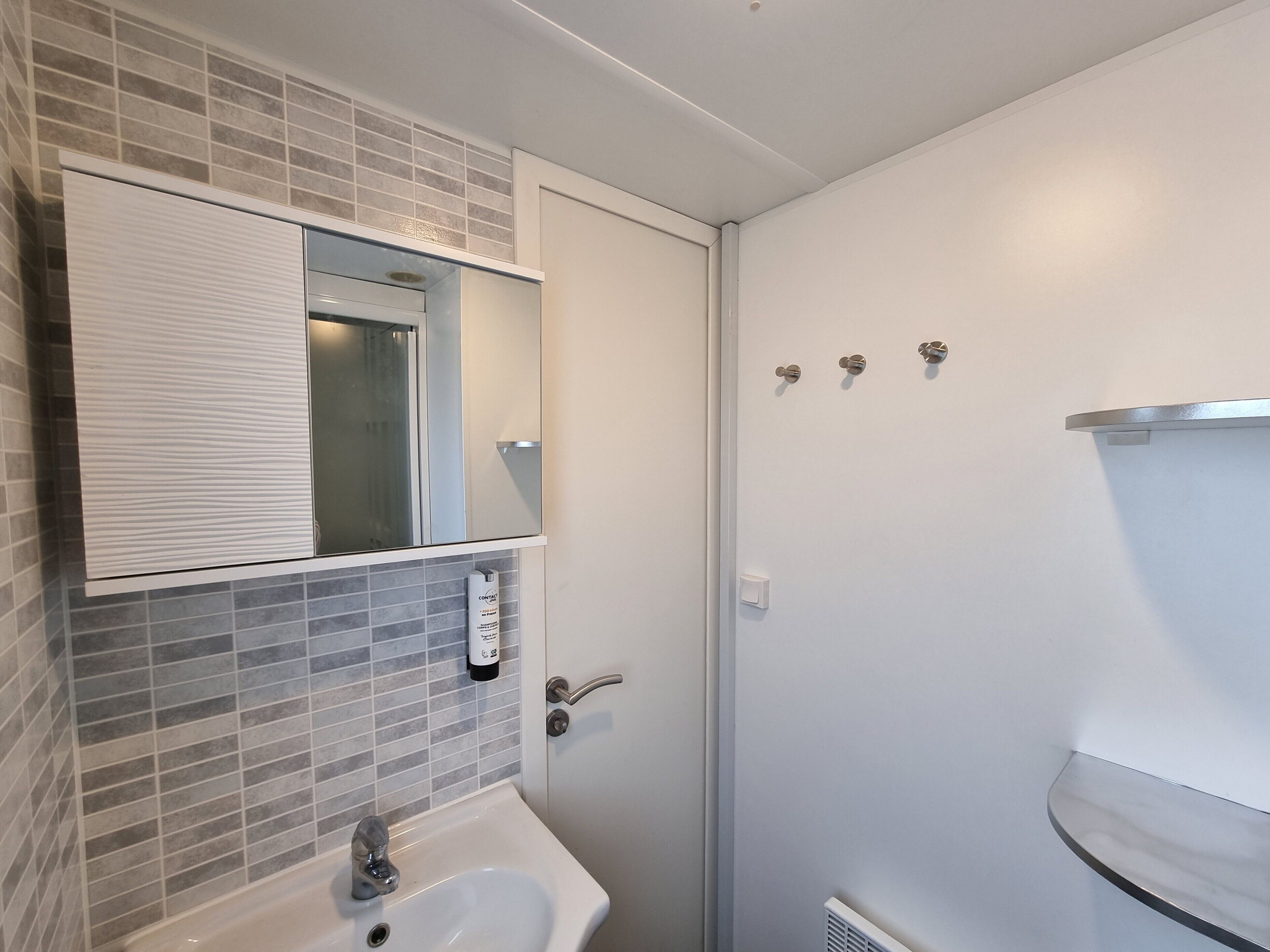 classic mobile home | bathroom | free toiletries, hair dryer, soap, shampoo