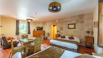 Studio avec Jacuzzi | Individually decorated, individually furnished, blackout drapes