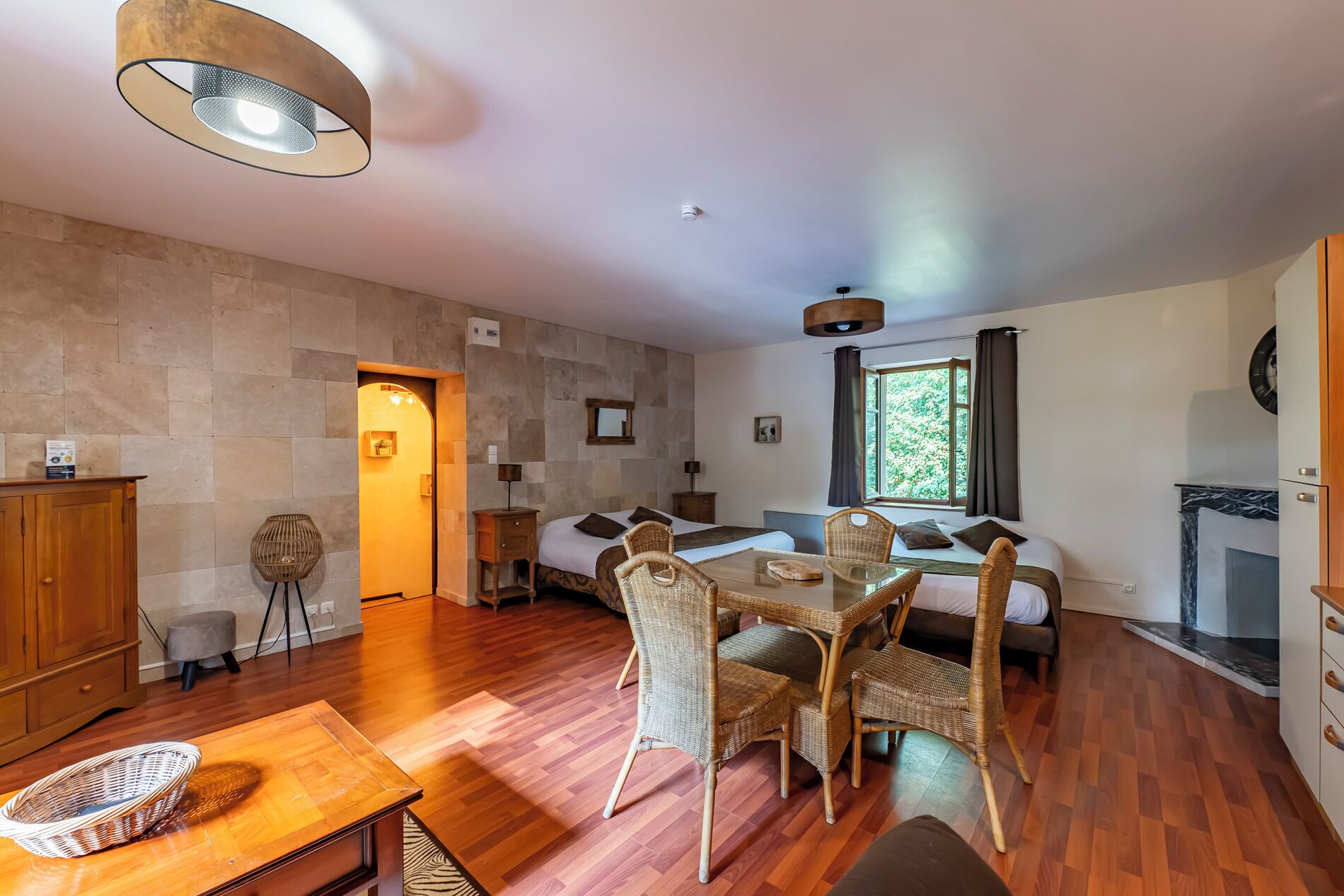 Studio avec Jacuzzi | Living area | 25-inch flat-screen TV with digital channels