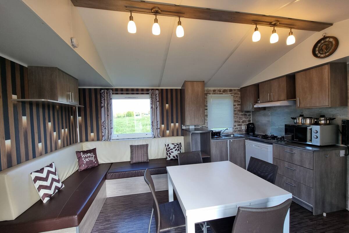 classic mobile home | living area | 25-inch flat-screen tv with digital channels