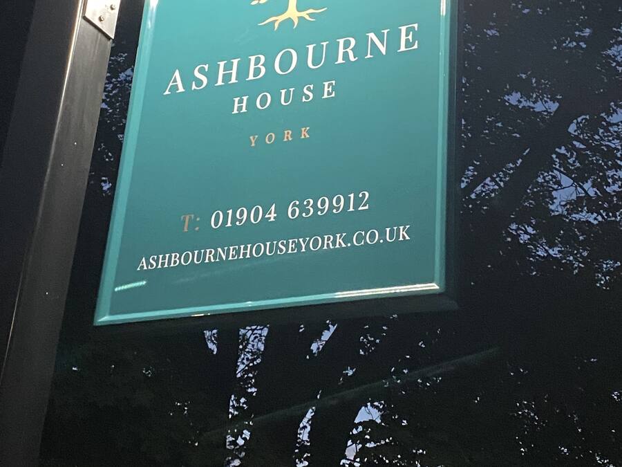 Voorkant accommodatie - avond/nacht