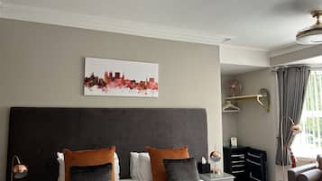 Luxury Superking/Twin En-suite Room | Premium bedding, individually decorated, individually furnished