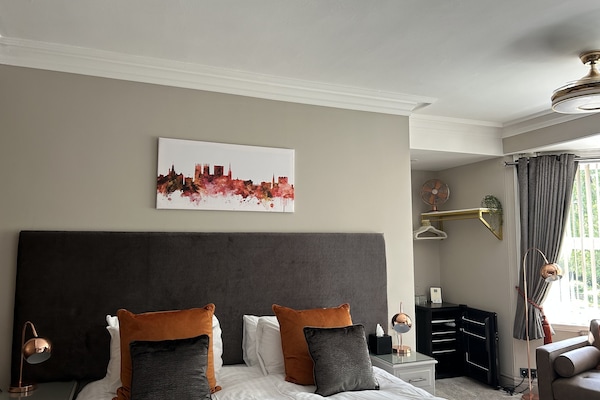 Luxury Superking/Twin En-suite Room | Premium bedding, individually decorated, individually furnished