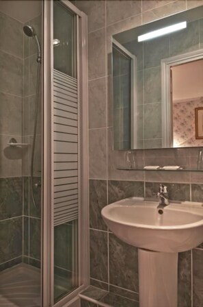 Free toiletries, towels - La Vieille France (Paris)