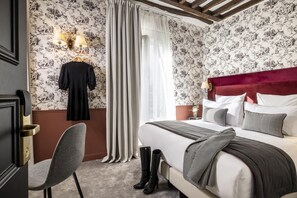 In-room safe, desk, soundproofing, iron/ironing board - Hôtel Louis II  (Paris)