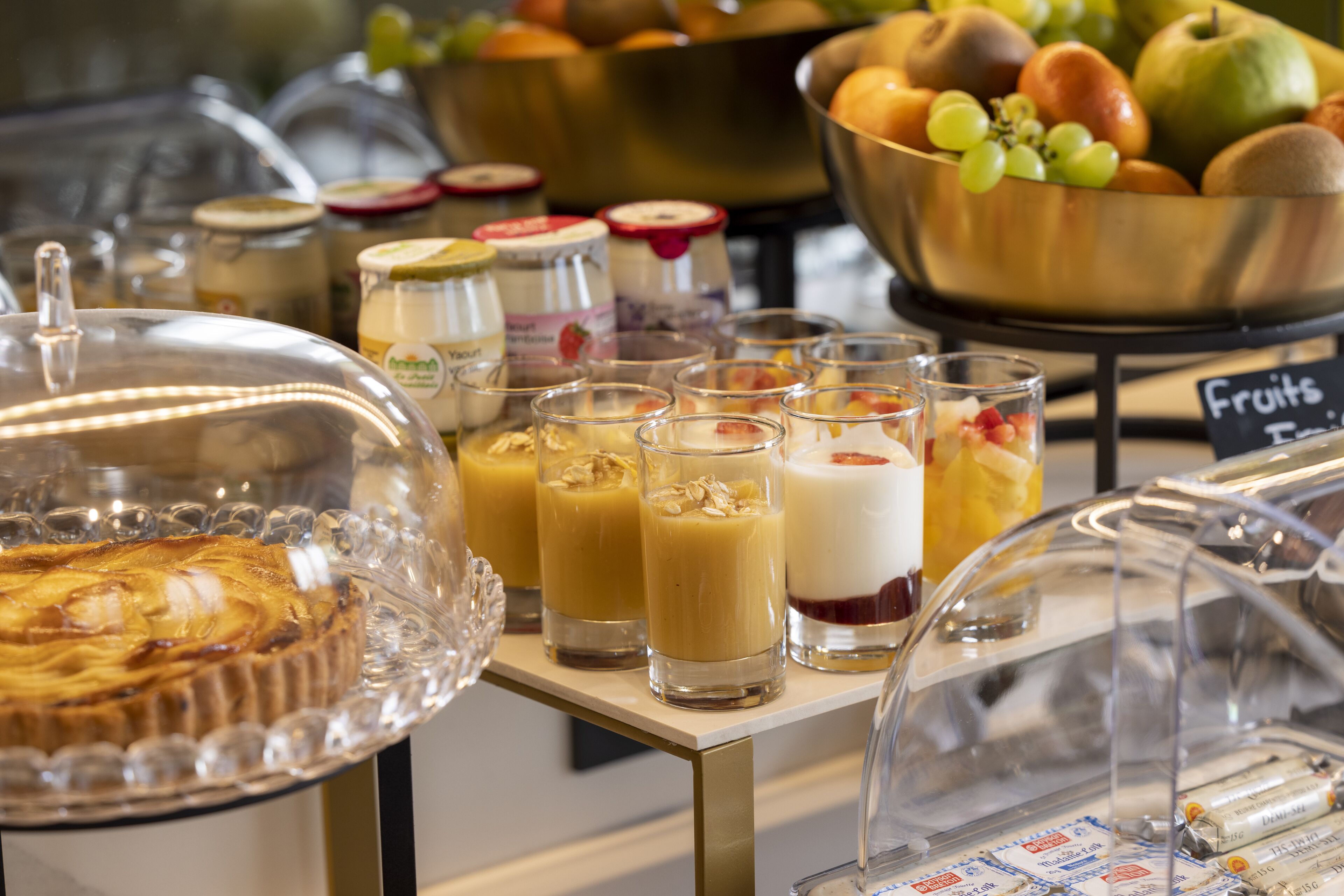 Un buffet de petit-déjeuner proposant une variété d’aliments et un assortiment de fruits frais.