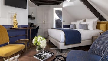 Un dormitorio moderno con cama, mesitas de noche, un escritorio y una silla.