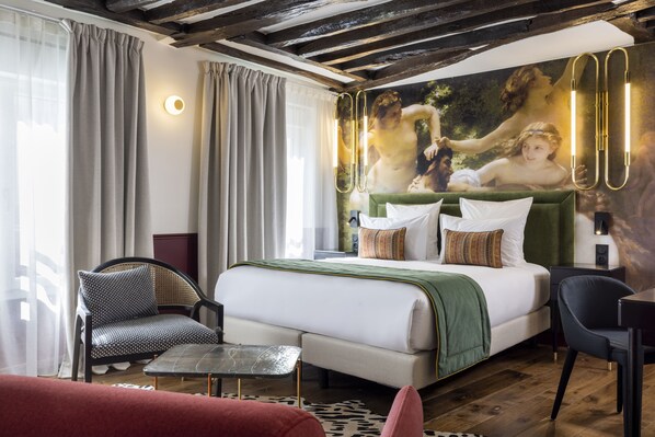 Sviitti | Tallelokero huoneessa, työpöytä, äänieristys, silitysrauta/-lauta