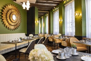 Päivittäinen mannermainen aamiainen (14 EUR per henkilö)