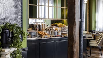 Desayuno continental (EUR 14 por persona)