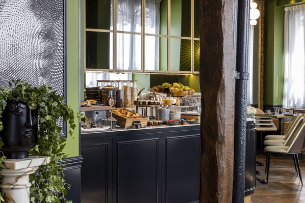 Desayuno continental diario (EUR 14 por persona)