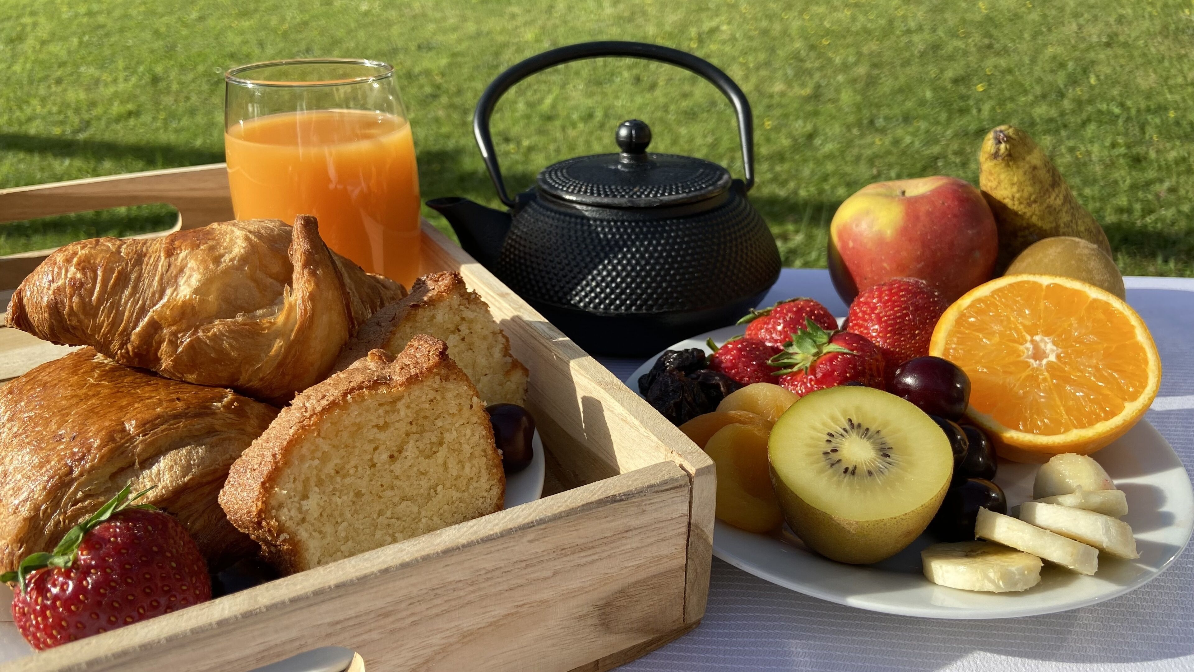 daily buffet breakfast (eur 18 per person)