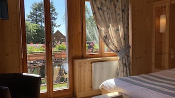 ميني بار وخزنة داخل الغرفة ومساحة عمل للكمبيوتر المحمول وواي فاي مجانًا