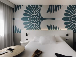 Standard Room, 1 Double Bed | In-room safe, desk, blackout drapes, soundproofing