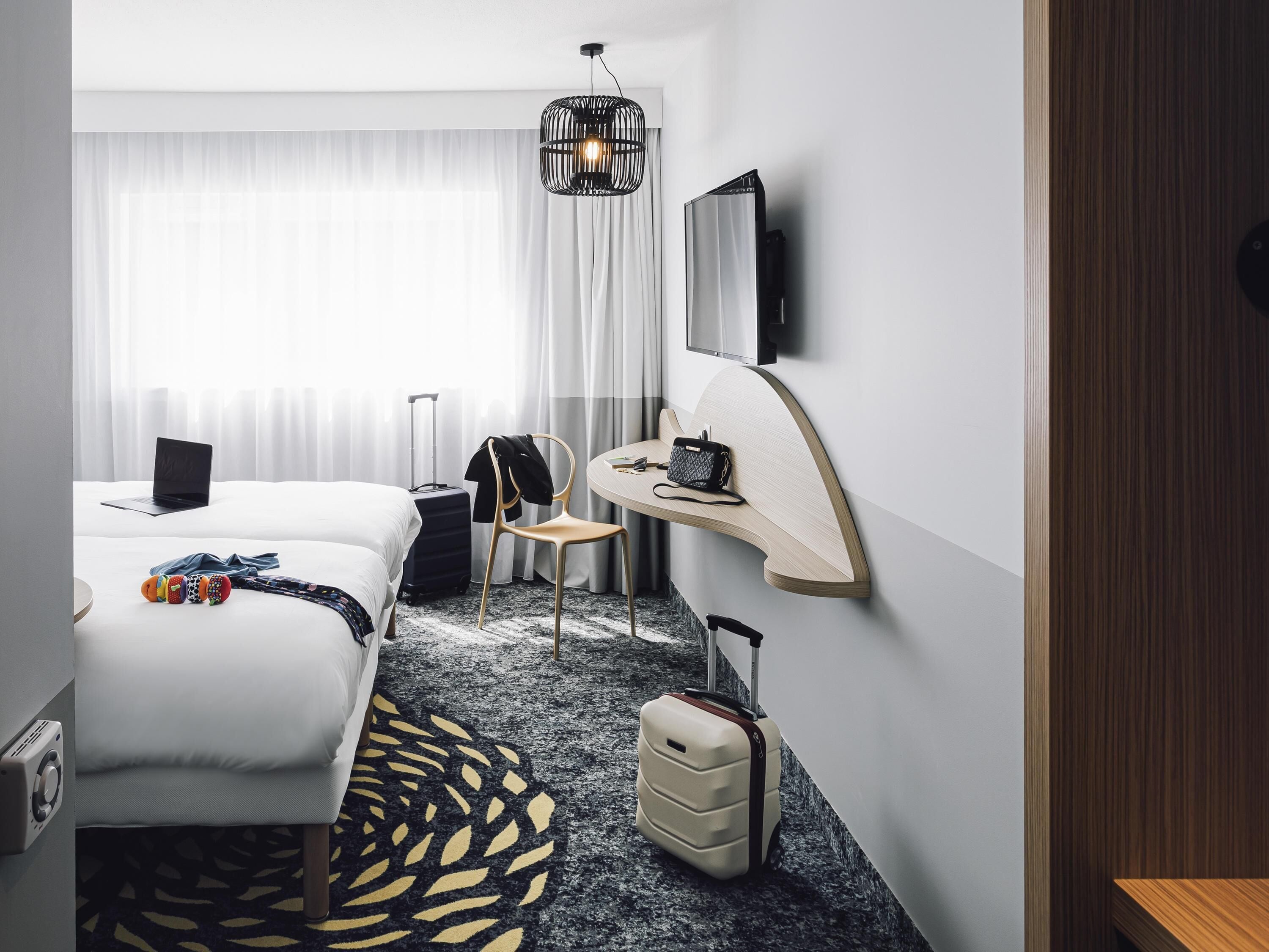 Standardværelse - 2 enkeltsenge | Pengeskab på værelset, skrivebord, mørklægningsgardiner, lydisolering