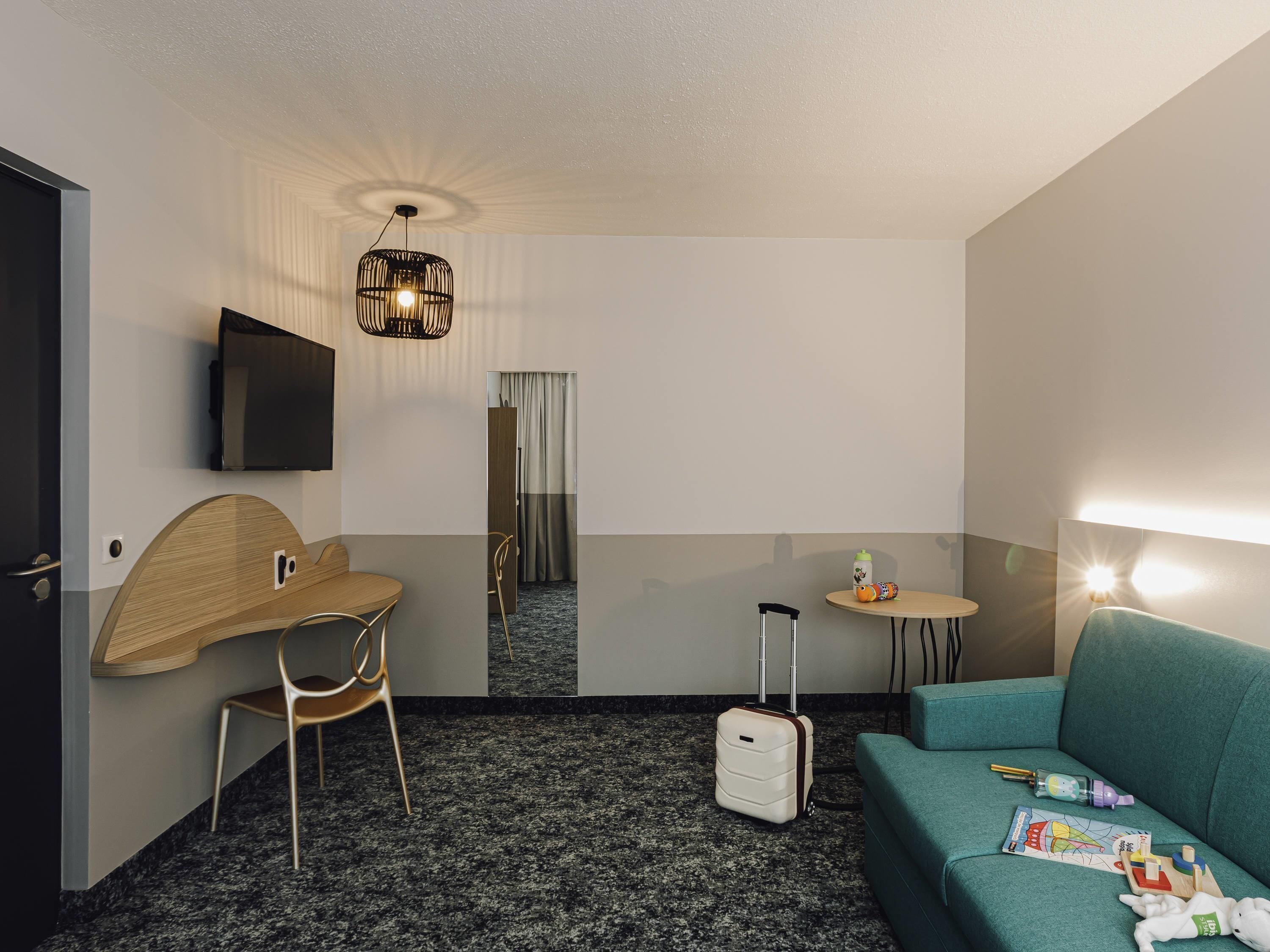 Familiekamer | Een kluis op de kamer, een bureau, verduisterende gordijnen