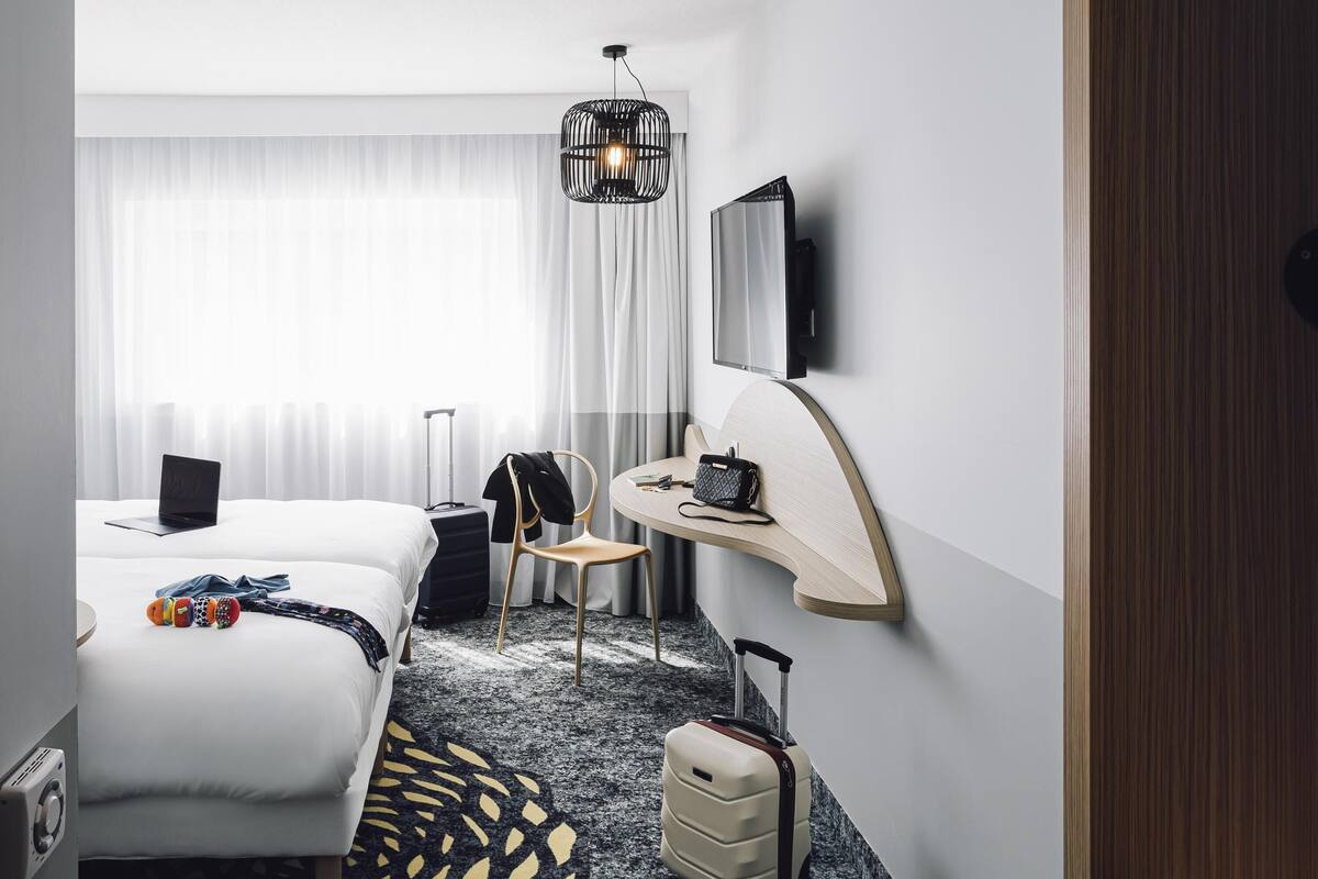 Standard Room, 2 Twin Beds | In-room safe, desk, blackout drapes, soundproofing
