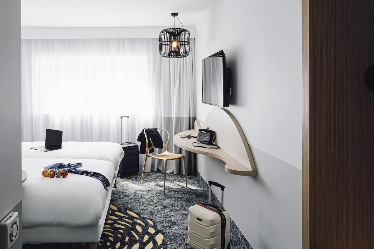 Standard Room, 2 Twin Beds | In-room safe, desk, blackout drapes, soundproofing