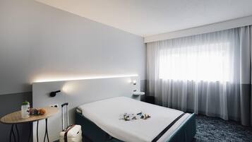 Family Room | In-room safe, desk, blackout drapes, soundproofing