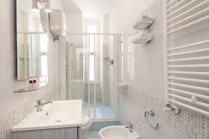 Dusche, Regendusche, kostenlose Toilettenartikel, Haartrockner
