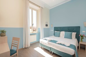 Minibar, in-room safe, desk, laptop workspace - Parker (Rome)