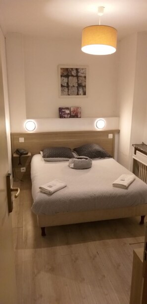 Escritorio, cortinas blackout, camas extra y wifi gratis 