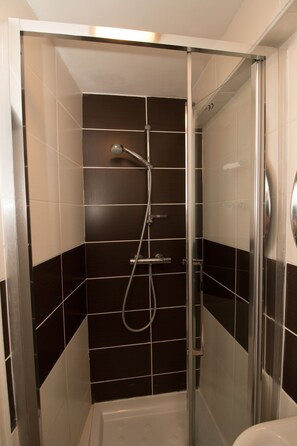 Bathroom shower - Hôtel Pacific (Calais)