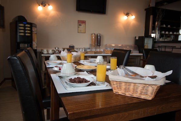 Desayuno buffet (EUR 8 por persona) 