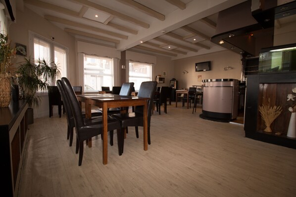 Frukostbuffé varje dag (EUR 8 per person)