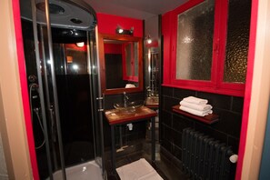 Hair dryer, towels - Hôtel Pacific (Calais)