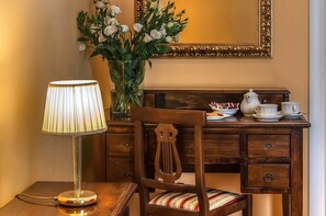 Habitació quàdruple | Minibar, caixa forta a l'habitació i escriptori